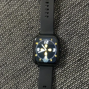 Svart smartklocka med silikonarmband - Snygg svart smartklocka med fyrkantig display och svart silikonarmband. Klockan har touchskärm, flera appar och sportlägen som fotboll och basket. Perfekt för dig som gillar teknik och vill ha koll på mobilen direkt på handleden.