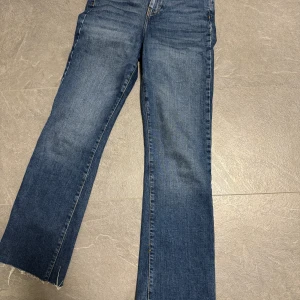 Blå straight jeans från Gina Tricot - Snygga blå jeans från Gina Tricot i modellen perfect jeans. Klassisk femficksdesign, raka ben och råa kanter nertill för en trendig look. Jeansen har normal passform och är tillverkade i slitstarkt denimtyg.