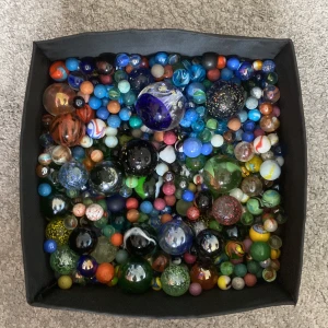 Samling av kulor och glaskulor - En färgsprakande samling av kulor och glaskulor i olika storlekar och mönster. Perfekt för dig som gillar att samla, pyssla eller bara vill ha något snyggt att dekorera rummet med. Kulorna har unika färger och vissa har coola mönster inuti glaset.