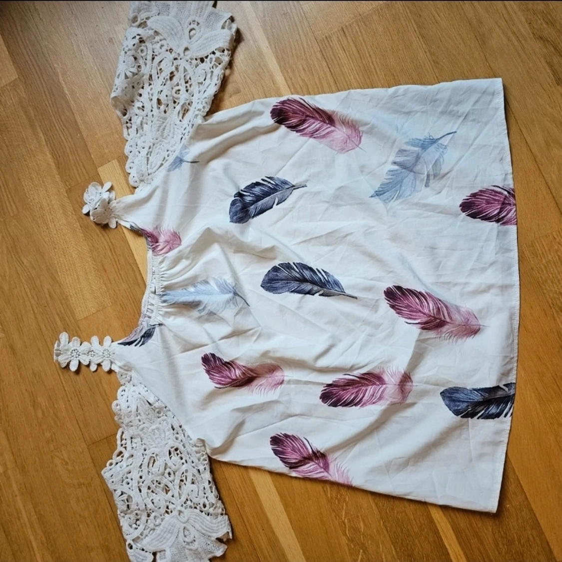 Vit blus med spetsärmar från Sheilay - 1