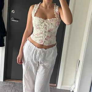 Blommig korsettopp  - Super söt blommig korsettopp från Gina tricot. Aldrig använd, med lappen kvar💕