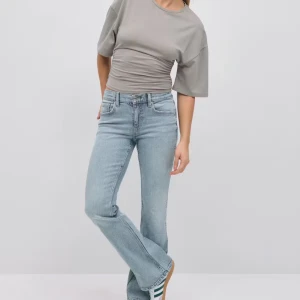 Ljusblå bootcut jeans - Dom är helt nya med lappen kvar, nypris 500kr. Snygga ljusblå jeans med bootcut passform och klassisk femficksdesign. Jeansen har hög midja och är tillverkade i mjukt denimtyg som ger en skön känsla. Perfekta för dig som gillar en retroinspirerad look med moderna vibbar.