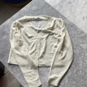 Vit kofta från med knappar - Säljer denna super gulliga kofta från lager 157 i ett mjukt material🥹🤍 Den är i storlek 150 men skulle säga att den både skulle passa någon storlek mindre, men även större🌟köpare står för frakt 📦 