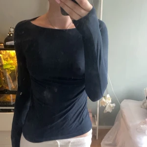 Mörkblå långärmad topp från 157 - Säljer en mörkblå långärmad topp från 157 i storlek XS. Toppen är tight och har en enkel, stilren design med rundad halsringning. Materialet är mjukt och stretchigt, gjort av 95% viskos och 5% elastan. Perfekt för dig som gillar basic plagg med skön passform.