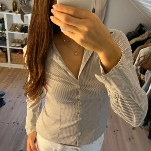 Randig figursydd skjorta - Passar s/m