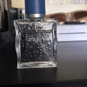 Boss Elements Aqua parfym - 🌊 Hugo Boss Bottled Pacific (Aqua) – Eau de Toilette för honom Fräsch. Maskulin. Oemotståndlig.  Upptäck en ny nivå av friskhet med Hugo Boss Bottled Pacific, en energigivande tolkning av den klassiska Boss Bottled-doften.                           Denna Eau de Toilette öppnar med sprudlande noter av citrus och kokosvatten, som ger en svalkande och tropisk känsla och en aqua di gio 