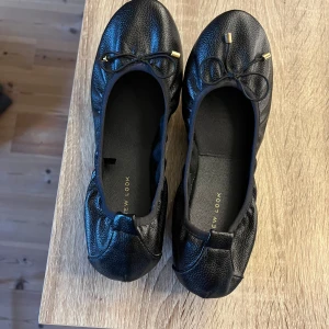 Svarta ballerinaskor  - Använda men i fint skick