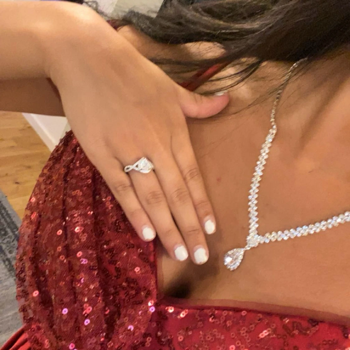 Röd långklänning med paljettdetaljer - 4