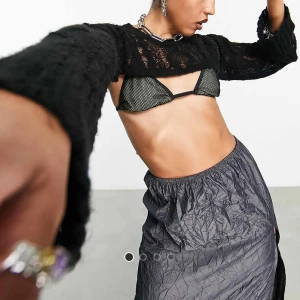 Stickad kort tröja - En svart stickad kort tröja 