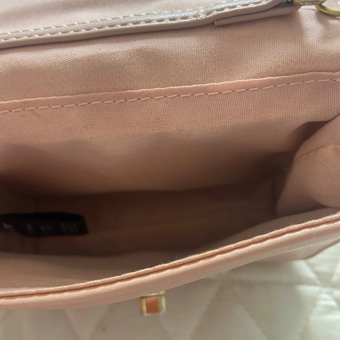 Rosa quiltad axelväska med hjärtspänne - 3