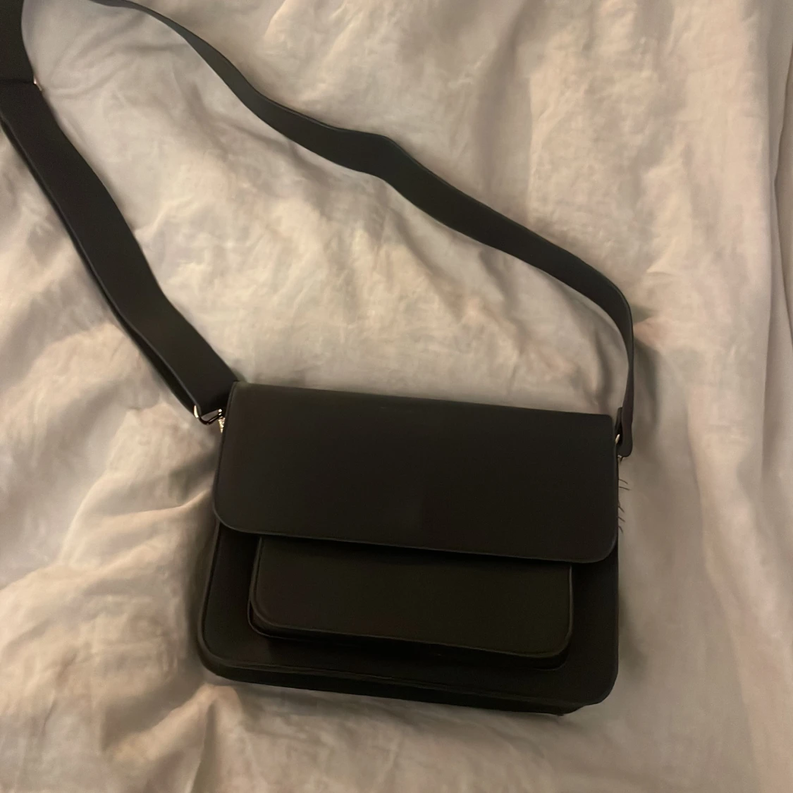 Svart axelväska med bred rem - 1