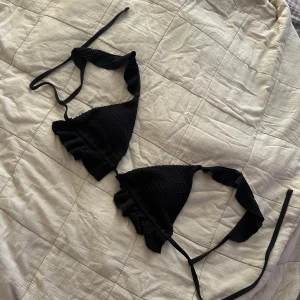 Ny svart Bikinitopp - Svart bikinitopp som köptes men aldrig användes. Supersök som man knyter i bak. Går att ta ur paddingen. 