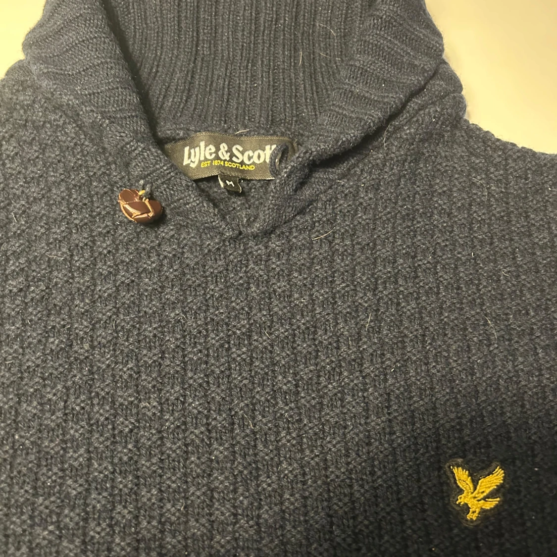Blå stickad tröja från Lyle & Scott - 1