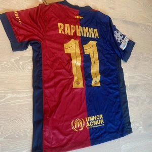 FC Barcelona Raphinha matchtröja Nike M - •Säljer en jätte fin 24-25 röd blå Barca T-shirt med Champions league patches och Raphina på ryggen.  •Den är inte använd bara testad, jätte bra skick och inga fläckar eller hål.  •Och det är storlek M och måtten finns på dem sista bilderna •Priset kan diskuteras och skickar inom 24 Tim 💨😊