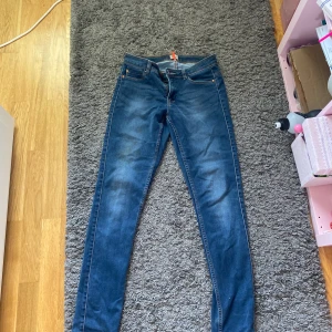 Blå skinny jeans från ONLY - Snygga blå low waist skinny jeans från ONLY med klassisk femficksdesign. Jeansen har en smal passform och är tillverkade i stretchigt denimtyg för extra komfort. Perfekta till sneakers eller boots. Dock har dom några fläckar på ens låret men syns inte sy jätte mycket eftersom att fläckarna är gamska ljusa. Pris kan diskuteras.