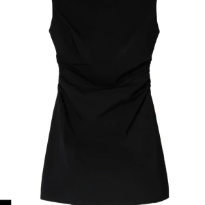 Svart off shoulder kort klänning - Helt nya