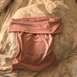 Ljusrosa offshoulder topp - Säljer en ljusrosa offshoulder topp💕Skriv för fler bilder💕Knappt använd