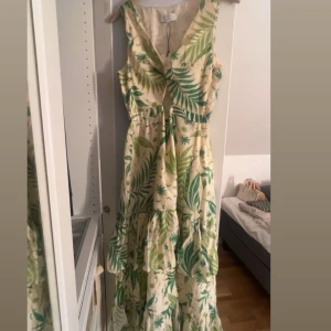 Långklänning - Lång och fin klänning perfekt till utomlands. Ny med prislapp😊