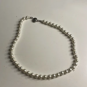 pärlhalsband - Säljer ett superfint pärlhalsband som är perfekt nu till hösten/vintern ❣️ knäppet är lite dåligt men funkar ändå!