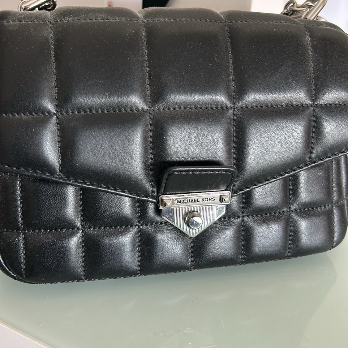 Slutsåld Michael Kors väska - 1