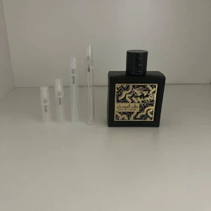 Lattafa Qaed Al Fursan 10ml - Säljer sample av Lattafa Qaed Al Fursan. Rekommenderar att köpa flera samples eller större mängder för att göra det mer prisvärt. Perfekt för dig som vill testa olika dofter innan du köper en fullstor flaska. 