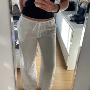 Linnebyxor - Jättefina vita linnebyxor från Gina Tricot, de är lågmidjade och har vida ben. Helt oanvända utan prislapp, säljer då jag inte hann lämna tillbaka inom returperiod och har flera liknande. Köpta för 399.