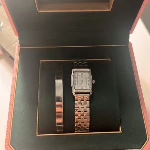 Silverfärgad klocka+armband från Lily & Lotus - Klockan är inte använd alls inte heller justerad så de får man göra själv isåfall. Armbandet är dock använt, nypris 1998kr säljer för 700kr