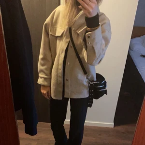 Beige jacka med knappar - Snygg beige jacka från zara. Den är använd men i mycket bra skick (inga defekter) finns inte att köpa längre. Köptes för 599 och säljs för 350kr