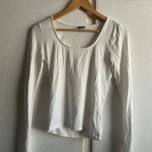 Vit långärmad topp från Gina Tricot - Sitter så snyggt på kroppen, mycket bra skick och inga defekter. Fåtal använd💗 skönt material