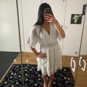 Klänning  - Super söt klänning som kommit till användning 2 gånger! Super skönt och bekvämt material och i  bra skick!💗 Hör av er via intresse eller frågor 💕 (2 första bilderna är lånade!!!!!)