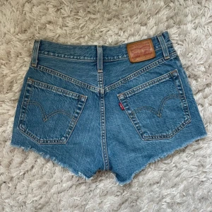 Levi's jeansshorts - Jättefina jeansshorts från Levis i storlek W25, jag hade sagt att de är som en XS:)
