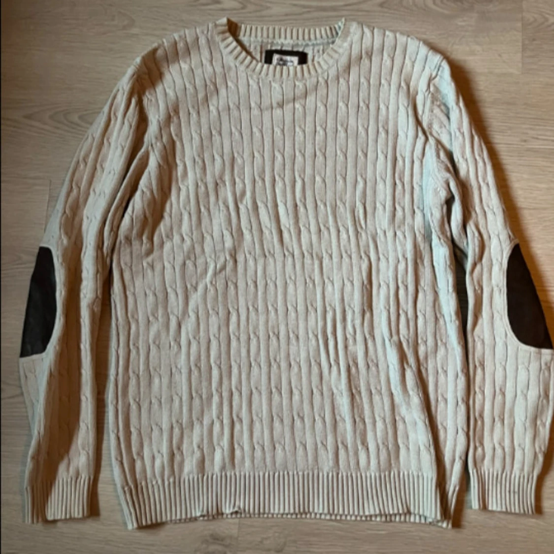 Beige kabelstickad tröja Made in the Shade