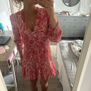 Zara klänning - Säljer denna suuper fina långärmade klänningen från Zara! Köpt på sellpy men har själv aldrig använt den🌸