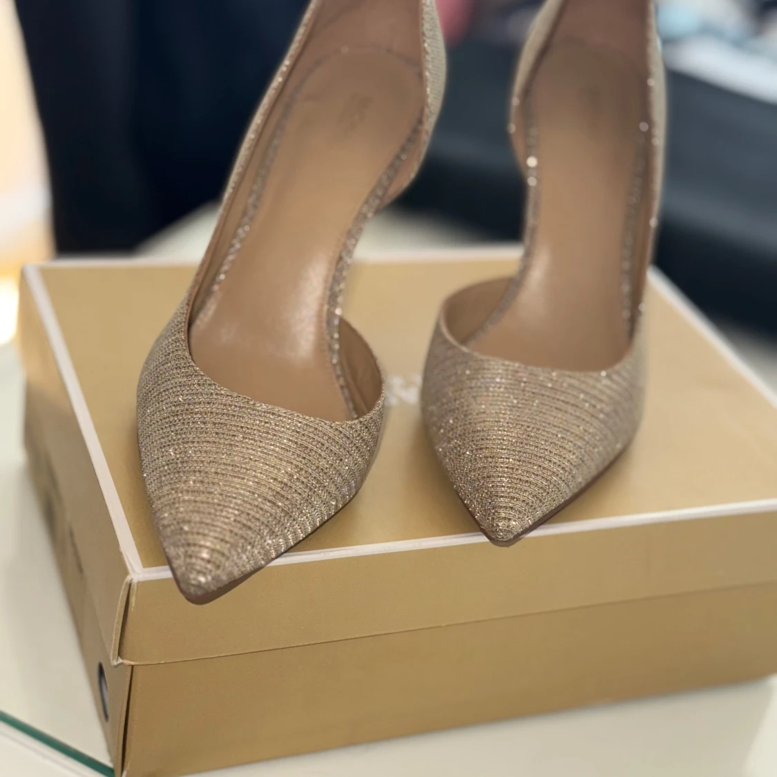 Glittriga guldiga pumps med spetsig tå - 1