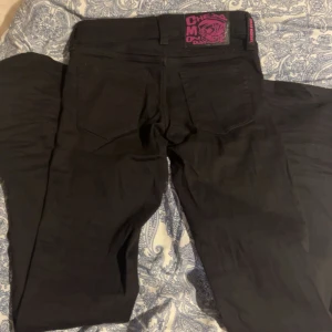 Svarta Cheap Monday jeans - Svarta Lågmidjade jeans från Cheap Monday.Sprillas nya,säljer pga att dom är för små💞Dom är i modellen”Booty Bei Low Waist Skinny Bootcut Jeans”