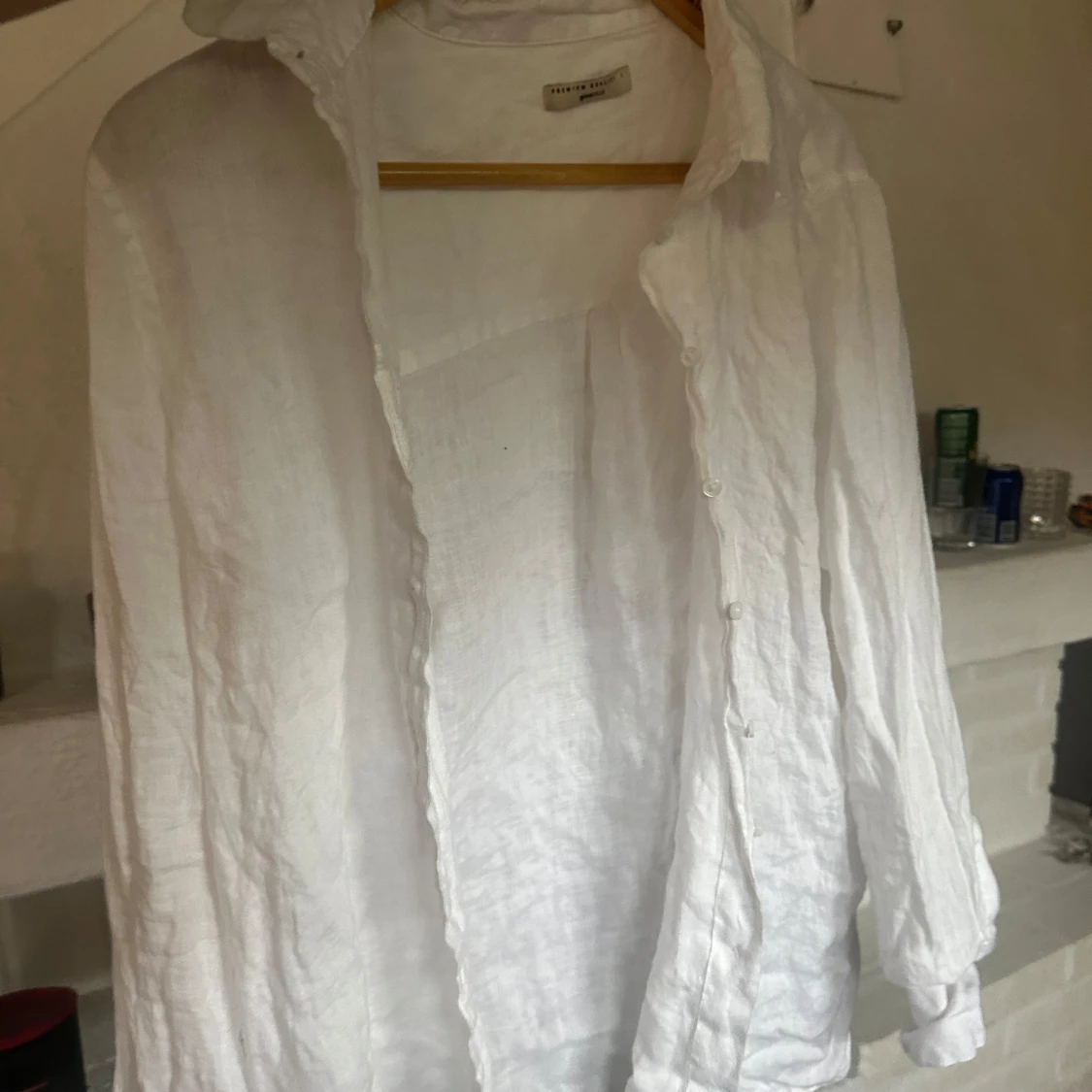 Vit linneskjorta med knappar