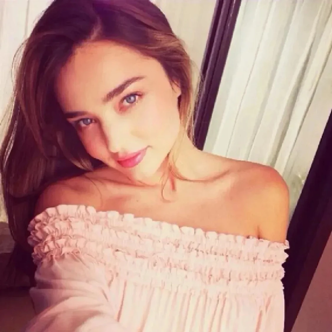 Ljusrosa offshoulder blus med volang - 1