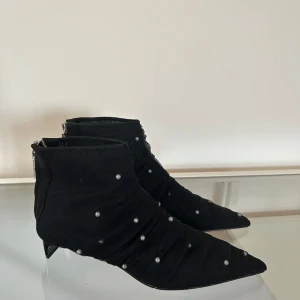 Stövlett i tyll med pärlor - Stövlett med låg klack ca 2cm i tyll och dekorerade med pärlor från Zara.