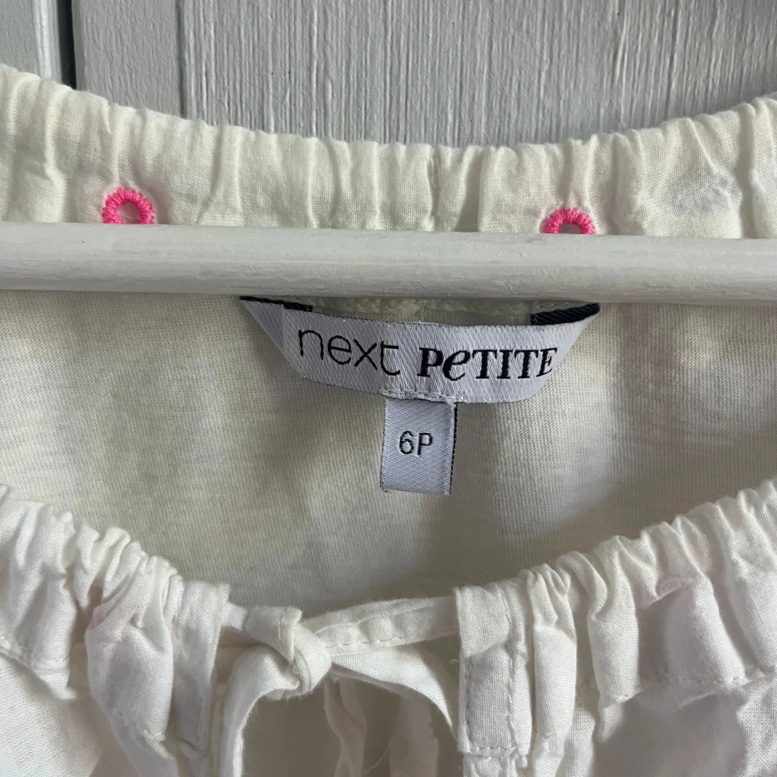 Vit blus med rosa broderi✨ - 3