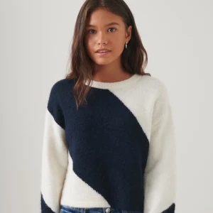 Vit och marinblå stickad tröja - Säljer jätte fin vit och marinblå stickad tröja ifrån Gina,storlek 158/164 jätte mjuk och skön den är lite nopprig men inte så farligt😊skriv om ni vill se bilder eller har frågor 