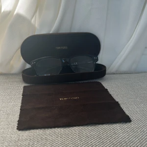 Tom Ford glasögon leopardmönstrade - Snygga glasögon från Tom Ford med klassisk rektangulär form och leopardmönstrad båge i svart och brunt. Kommer med originalfodral och putsduk. Perfekt accessoar för dig som vill sticka ut med stilren design och exklusiv känsla.