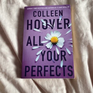 All Your Perfects - En gripande roman om kärlek, misstag och hopp. Perfekt för unga vuxna som gillar känslosamma berättelser om relationer och att kämpa för det man tror på. Colleen Hoover levererar ännu en stark och berörande historia om att hitta styrka i svåra tider.