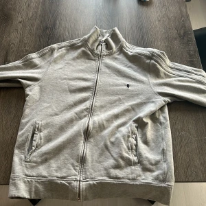 Grå full zip tröja från Polo Ralph Lauren - Grå full zip tröja från Polo Ralph Lauren väldigt fint skick. Passar storlek m men även S. Pris kan diskuteras 