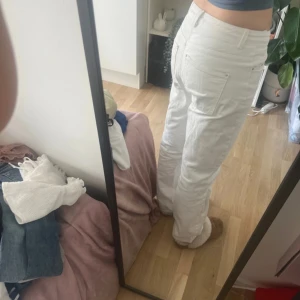 Vita raka jeans från Zara  - Säljer ett par vita jeans från Zara i storlek 38. Midjemått: 38 cm Innebenslängd: 79 cm 