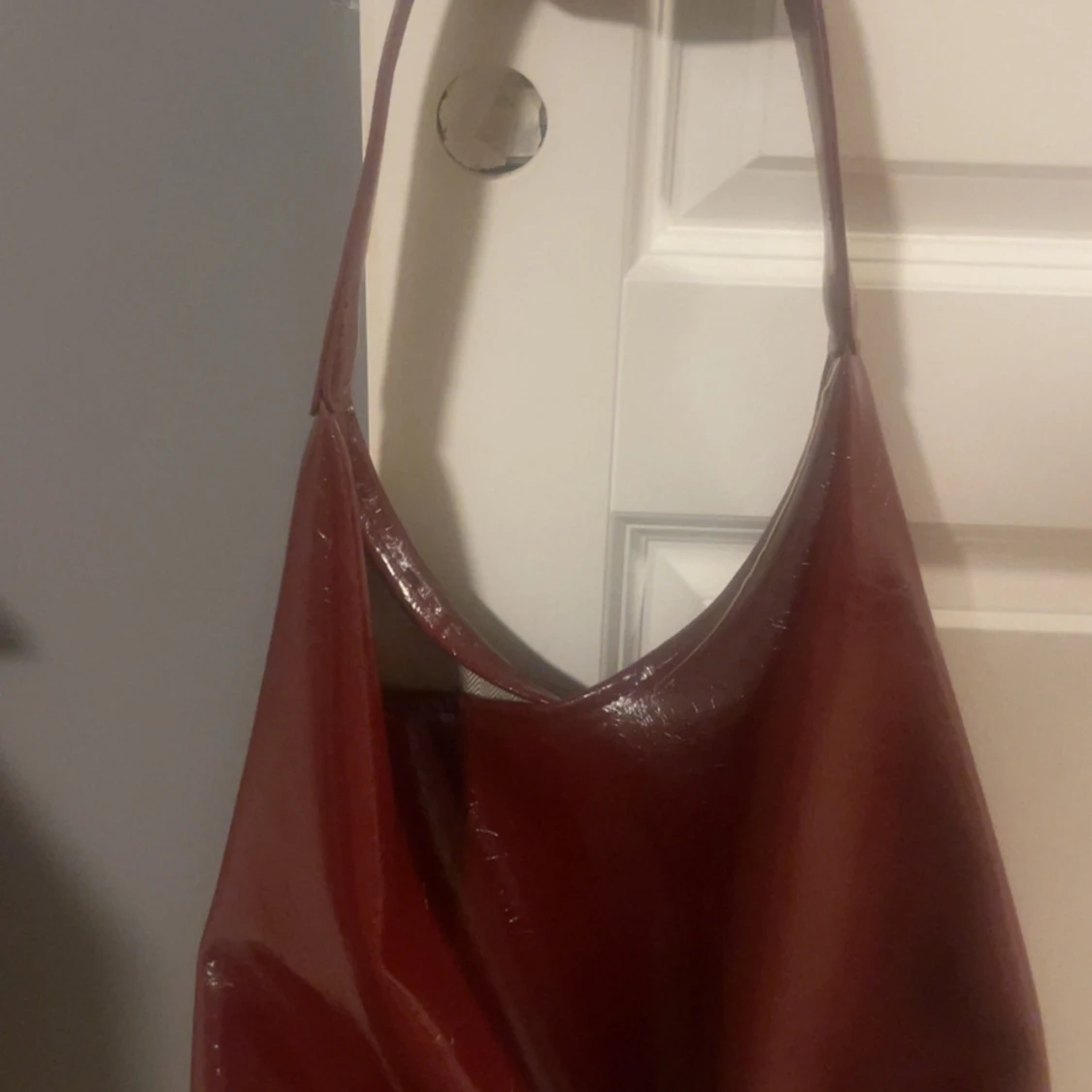 Vinröd axelväska i skinn - 1