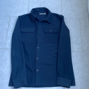 Mörkblå overshirt  - Snygg mörkblå overshirt