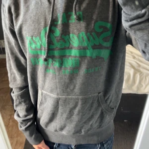 Superdry hoodie  - Superdry hoodie - Grå med gröna detaljer - Storlek: Large - Mycket bra skick - Mitt pris: 399kr - hör av dig vid funderingar 💫