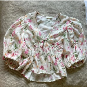 Blommig topp från H&M - Supersöt blommig blus från H&M perfekt till sommaren. Sitter snyggt och är inte använd så mycket i st M men passar även S💗