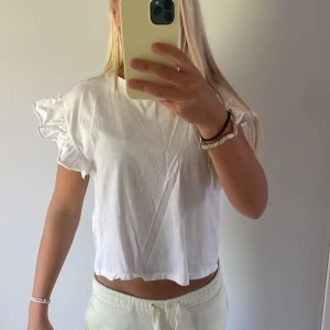 Vit croppad topp med volangärmar - Säljer en söt topp ifrån Zara som är andvänd ett fåtal gånger🩷 Storlek S men passar också xss/xs! Säljer för att den inte kommit till användning på ett tag🥰