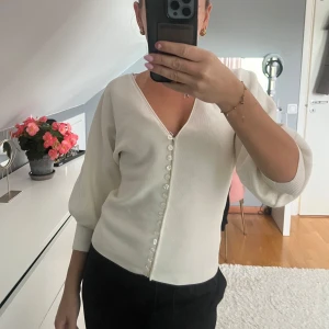 Vit top från Lindex - Säljer denna topp/tröja från Lindex, använd en del men fortfarande i fint skick!!